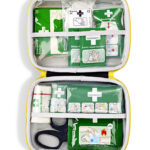 Innehållet i en Cederroth First Aid Kit Medium