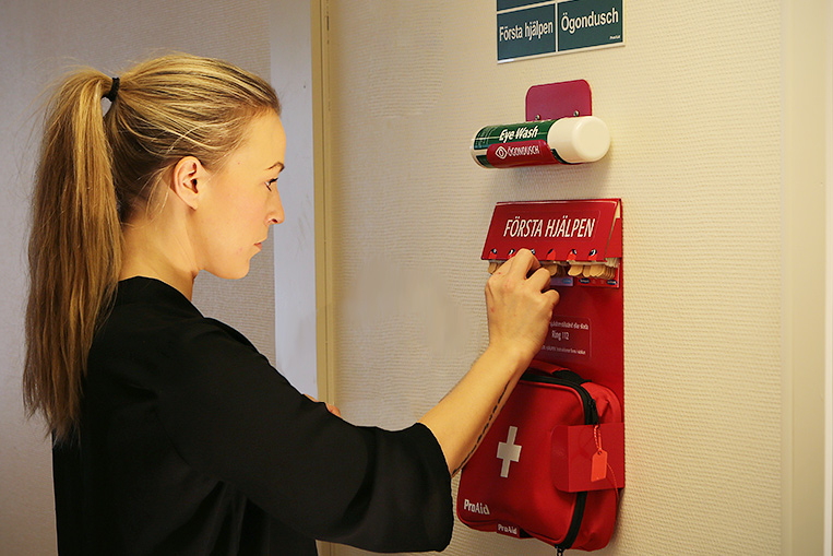 Första hjälpen tavla på kontor