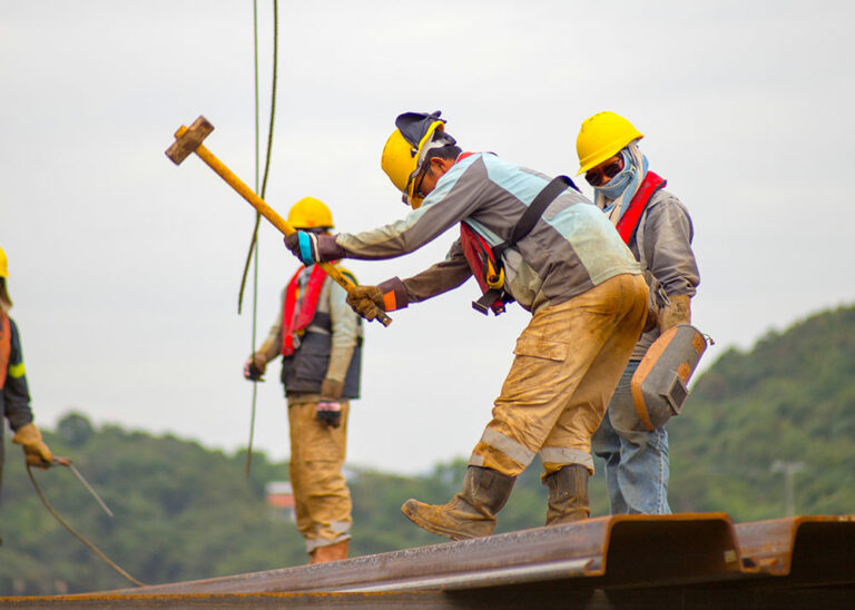 Byggnadsarbetare jobbar på en byggarbetsplats.