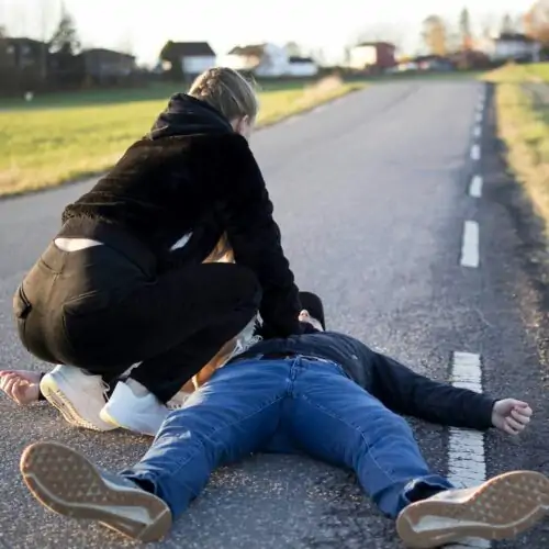 Man ligger avsvimmad på marken