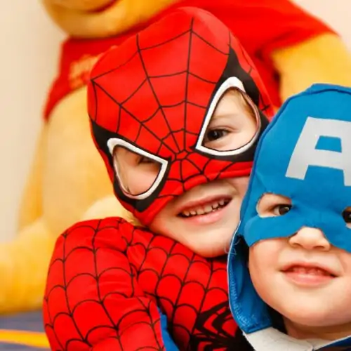 Barn utklädda till spindelmannen och captain america