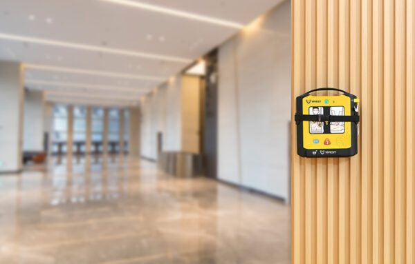 Hjärtstartare i väggväste på väggpanel