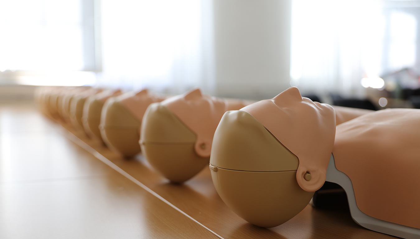 Laerdal HLR-dockor på bord, Little Anne stapelbar